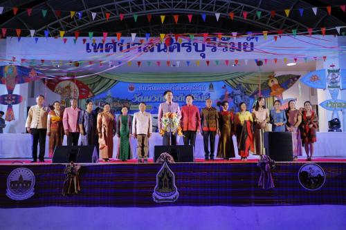 ร่วมเดินแบบผ้าไทยอัตลักษณ์ ประจำจังหวัดบุรีรัมย์ ในงาน "วัฒนวิถี ของดีบุรีรัมย์