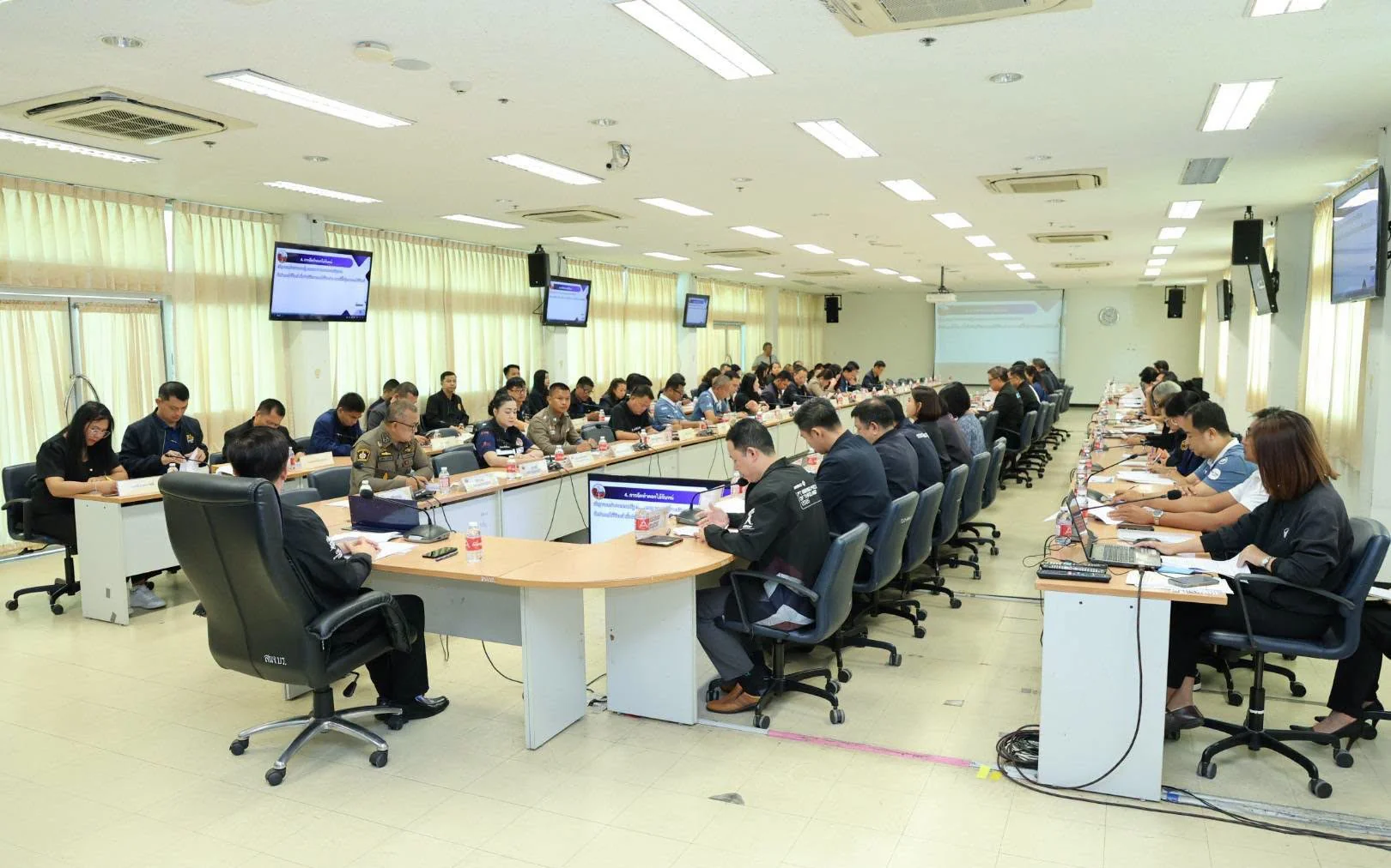 ประชุมเตรียมความพร้อมใน การจัดพิธีถวายดอกไม้จันทน์จังหวัดบุรีรัมย์